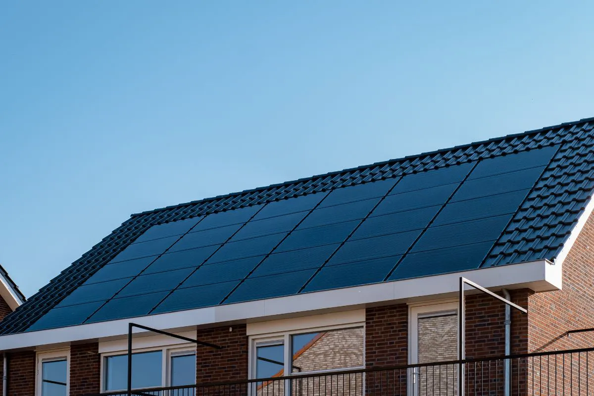 Zonnepanelen op het dak van een nieuwbouwwoning voor maximale duurzame energieopwekking.